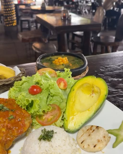 Plato típico con aguacate de Fogón de Leña